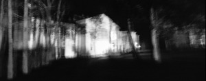 Pałac w Jaszczurowej k. Wadowic. Nocne, rozmyte, zdjęcie pałacu w upiornym świetle